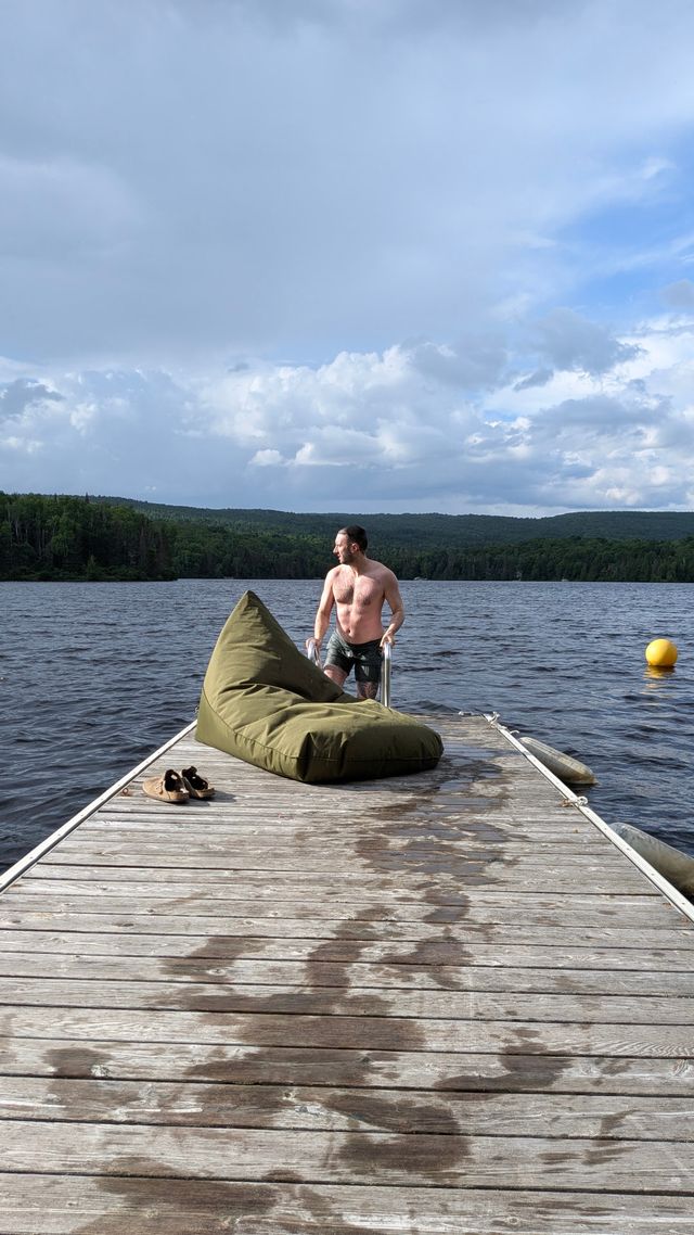 Quai de bois sur le lac Saguay avec pouf, au bord de l'eau